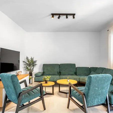 Gorgeous In With Kitchen